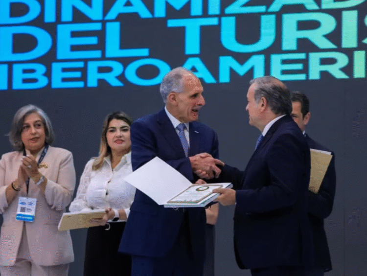 El presidente de la República, Nasry Juan Asfura recibió el reconocimiento por su aporte al desarrollo sostenible, la integración regional y el impulso al turismo como motor de crecimiento económico. FOTO: EL HERALDO