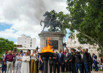 Autoridades municipales y representantes de las Fuerzas Armadas acompañaron la llegada de la Antorcha Centroamericana al Distrito Central. Créditos de imagen mntv.hn.