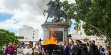 Autoridades municipales y representantes de las Fuerzas Armadas acompañaron la llegada de la Antorcha Centroamericana al Distrito Central. Créditos de imagen mntv.hn.