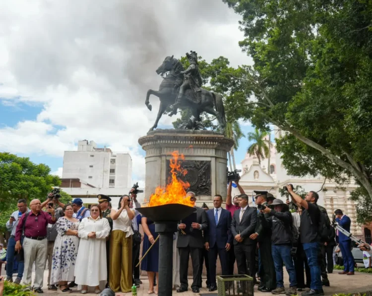 Autoridades municipales y representantes de las Fuerzas Armadas acompañaron la llegada de la Antorcha Centroamericana al Distrito Central. Créditos de imagen mntv.hn.