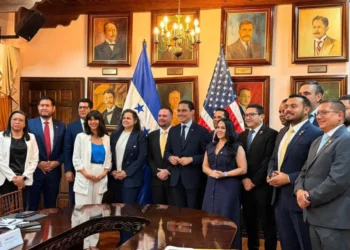 Las comisiones de Seguridad y Defensa del Congreso Nacional sostuvieron una reunión con representantes de la Embajada de Estados Unidos para avanzar en la elaboración de reformas legales orientadas a fortalecer la lucha contra el crimen organizado, el narcotráfico y el lavado de activos en Honduras.