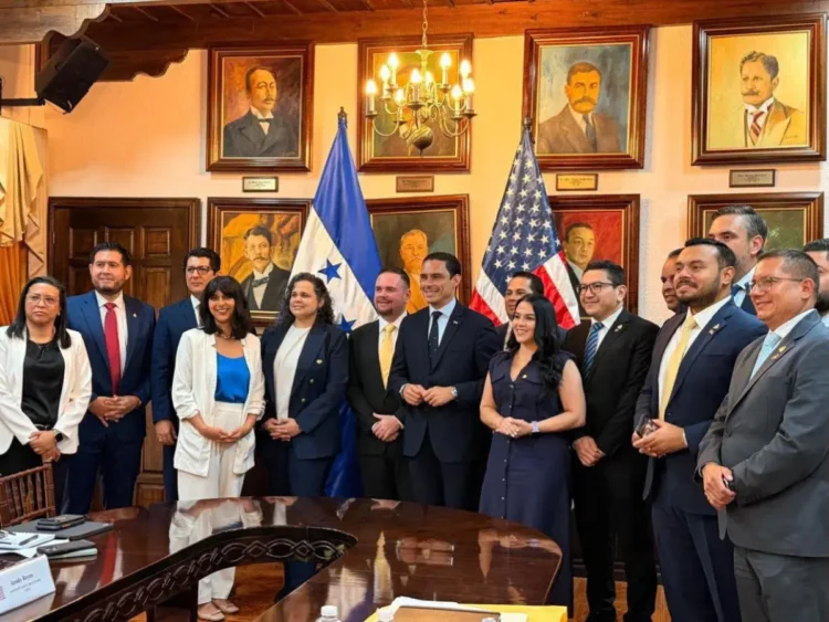 Las comisiones de Seguridad y Defensa del Congreso Nacional sostuvieron una reunión con representantes de la Embajada de Estados Unidos para avanzar en la elaboración de reformas legales orientadas a fortalecer la lucha contra el crimen organizado, el narcotráfico y el lavado de activos en Honduras.