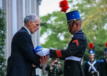 El presidente Nasry Asfura encabeza la solemne izada del Pabellón Nacional durante la ceremonia del Día de la Bandera. Créditos de imagen - mntv.hn