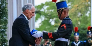El presidente Nasry Asfura encabeza la solemne izada del Pabellón Nacional durante la ceremonia del Día de la Bandera. Créditos de imagen - mntv.hn