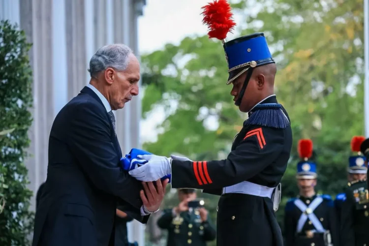 El presidente Nasry Asfura encabeza la solemne izada del Pabellón Nacional durante la ceremonia del Día de la Bandera. Créditos de imagen - mntv.hn