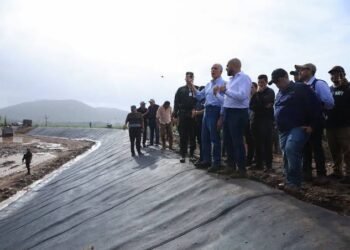 El presidente Nasry Asfura realizó una visita de supervisión a los trabajos de protección que el Gobierno de la República ejecuta en los bordos de contención de San Manuel, Cortés. Créditos de Imagen: Secretaría del Estado en el Despacho de la Presidencia.