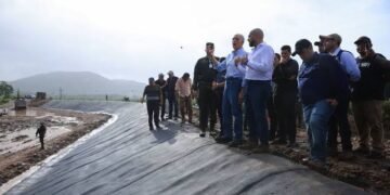 El presidente Nasry Asfura realizó una visita de supervisión a los trabajos de protección que el Gobierno de la República ejecuta en los bordos de contención de San Manuel, Cortés. Créditos de Imagen: Secretaría del Estado en el Despacho de la Presidencia.