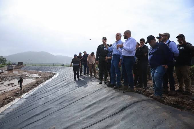 El presidente Nasry Asfura realizó una visita de supervisión a los trabajos de protección que el Gobierno de la República ejecuta en los bordos de contención de San Manuel, Cortés. Créditos de Imagen: Secretaría del Estado en el Despacho de la Presidencia.